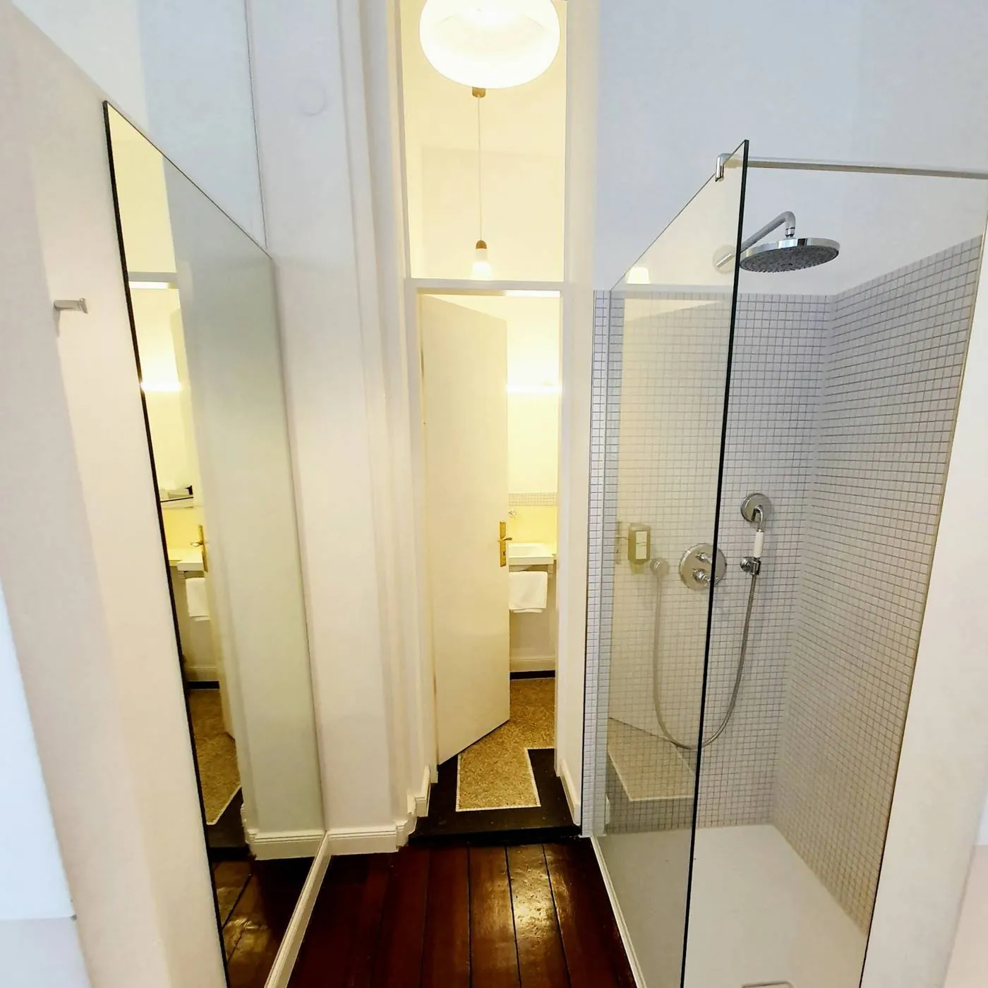 Bad mit Regendusche und Glaswand im Deluxe Zimmer