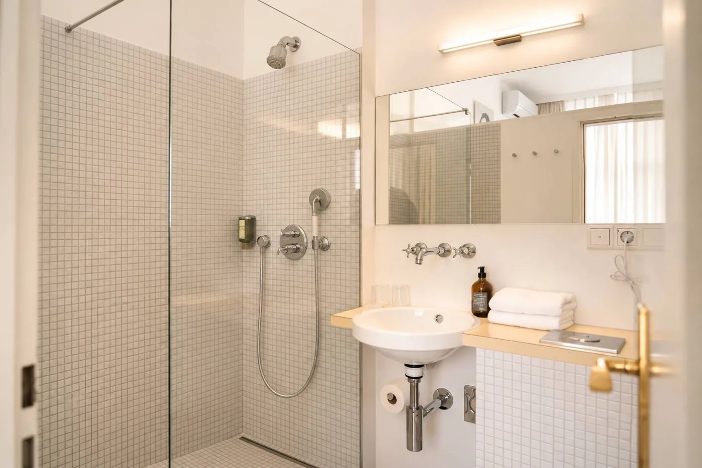 Bad mit Walk-in-Dusche und Waschbecken