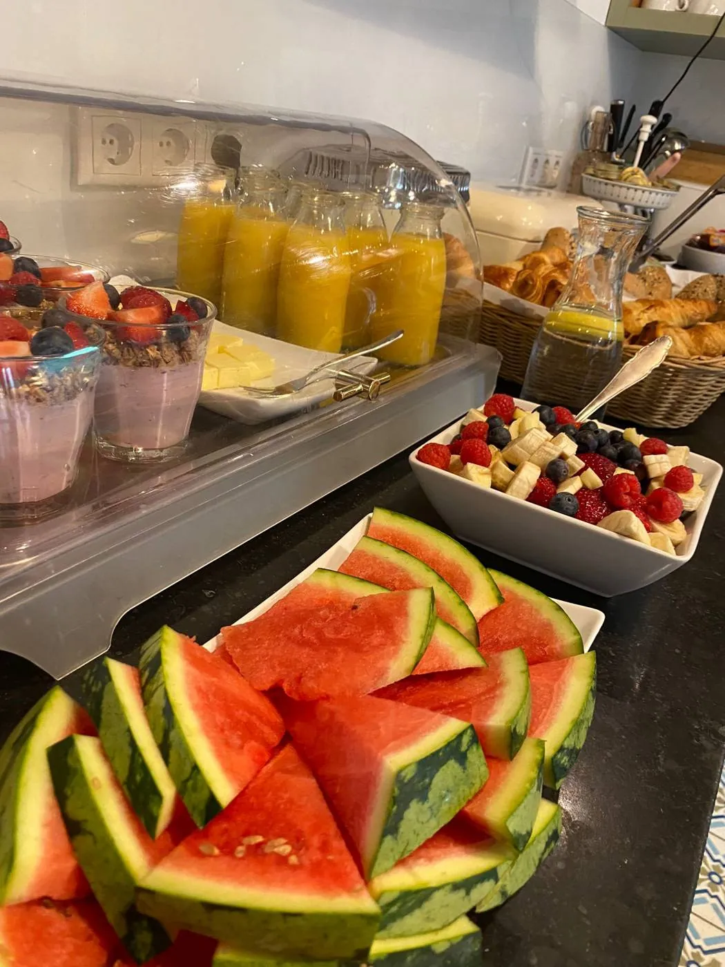 Frühstücksbuffet im Maison Marsil mit Wassermelone, Obstsalat, Müsli mit Joghurt, Orangensaft und Gebäck