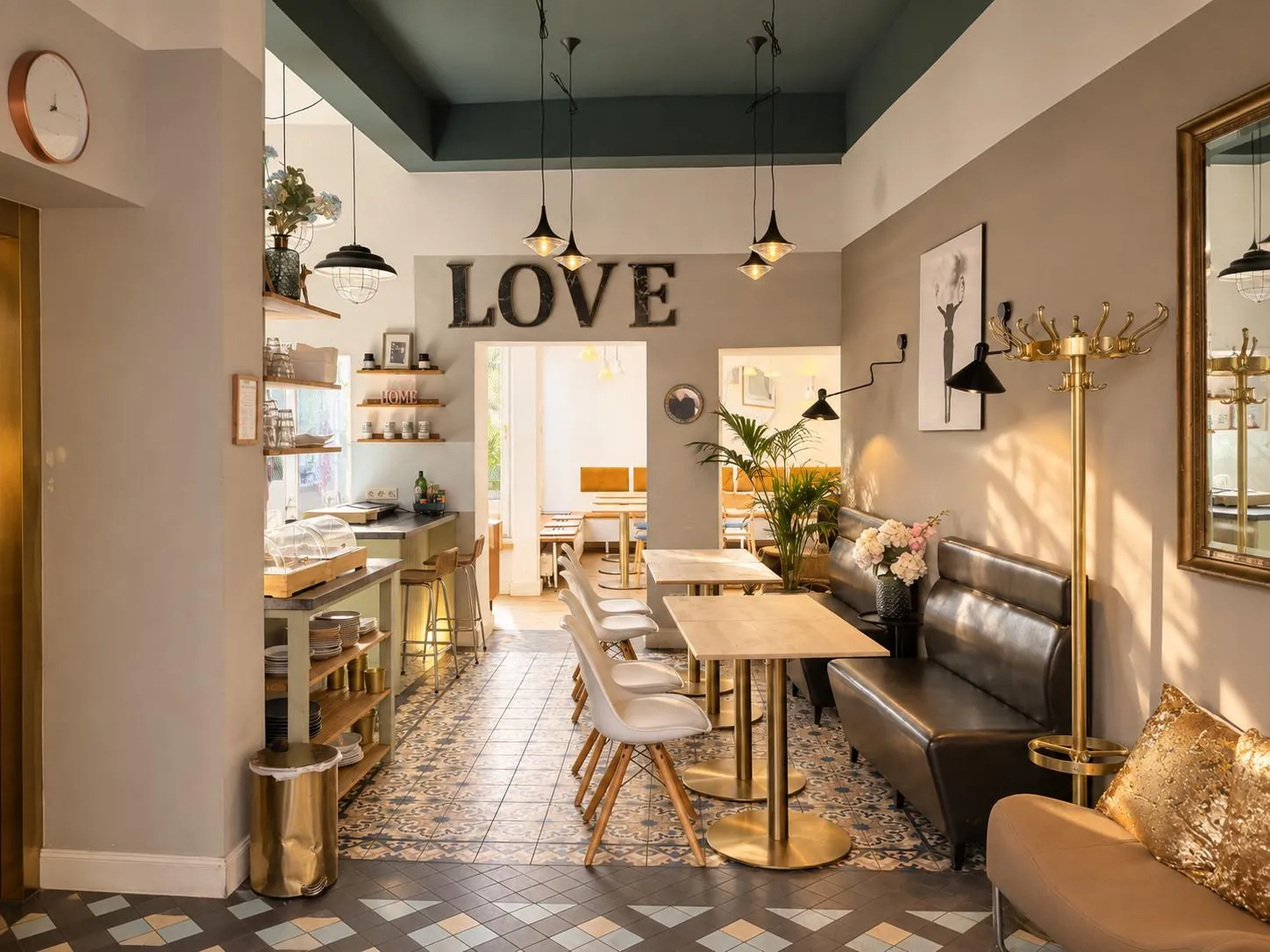Frühstücksraum und Lobby im Maison Marsil mit Messingtischen, Zementfliesen und Blick in den Creative Space